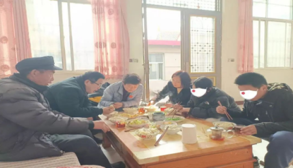 “陪孩子吃顿暖心饭”——临沂联通开展关爱孤困儿童 志愿服务活动