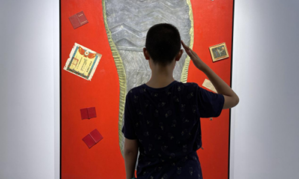 建军节油画《我留给这个世界的痕迹》引发市民围观热议