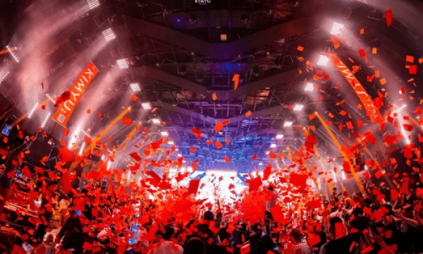 聚焦“超级潮聚”赛事IP，邀你共度跨年之夜！现场iPhone15手机等你拿！